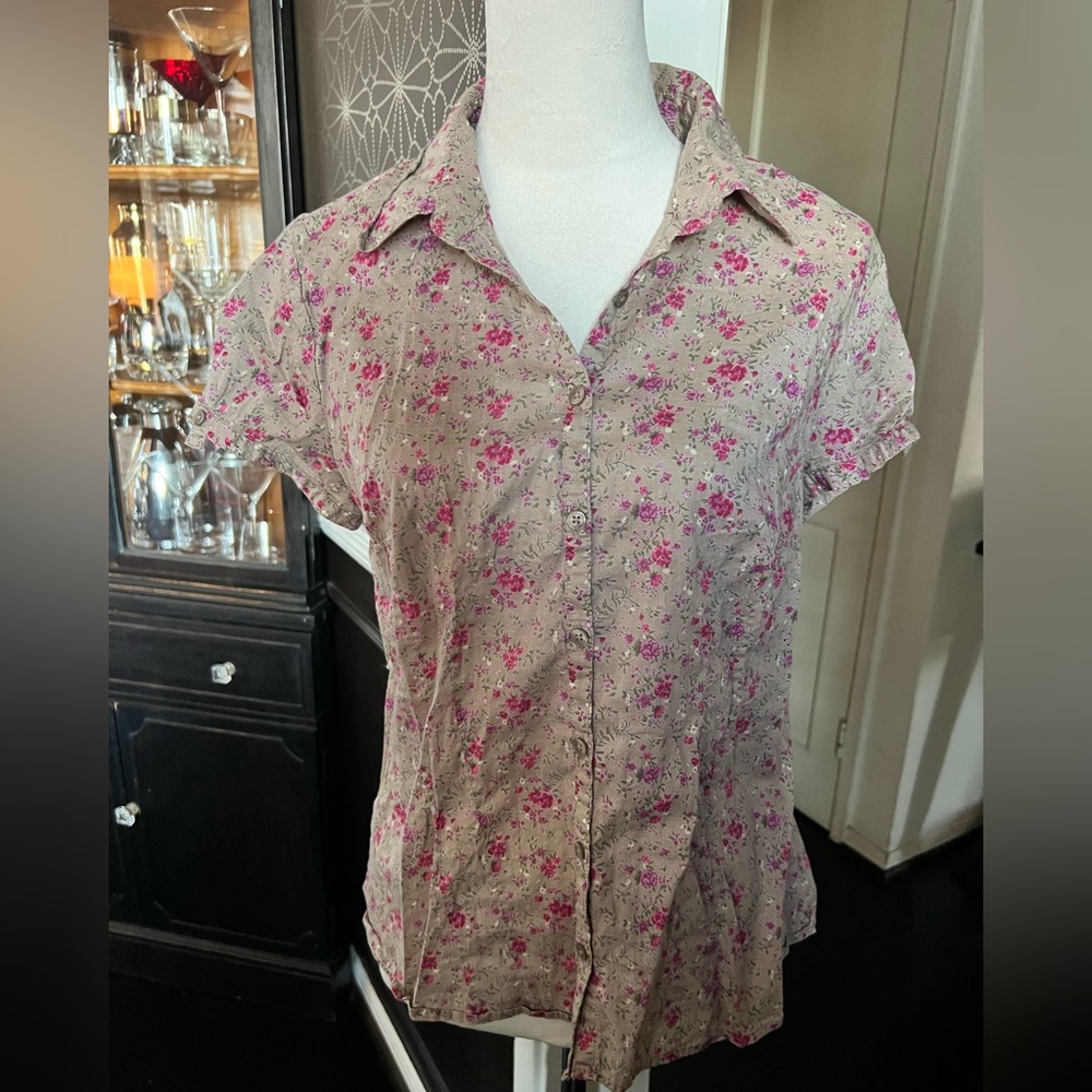 Sonoma Life + Style floral cotton short sleeved blouse. Size M.